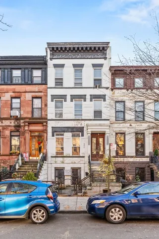 a black and white photo of a living room