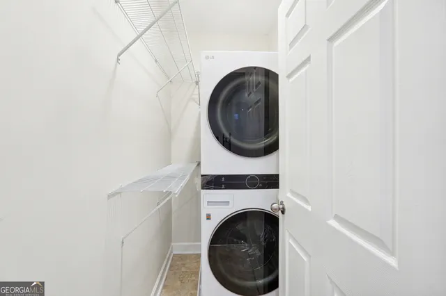 a close up view of a washer and dryer