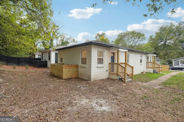 a view of a house with backyard