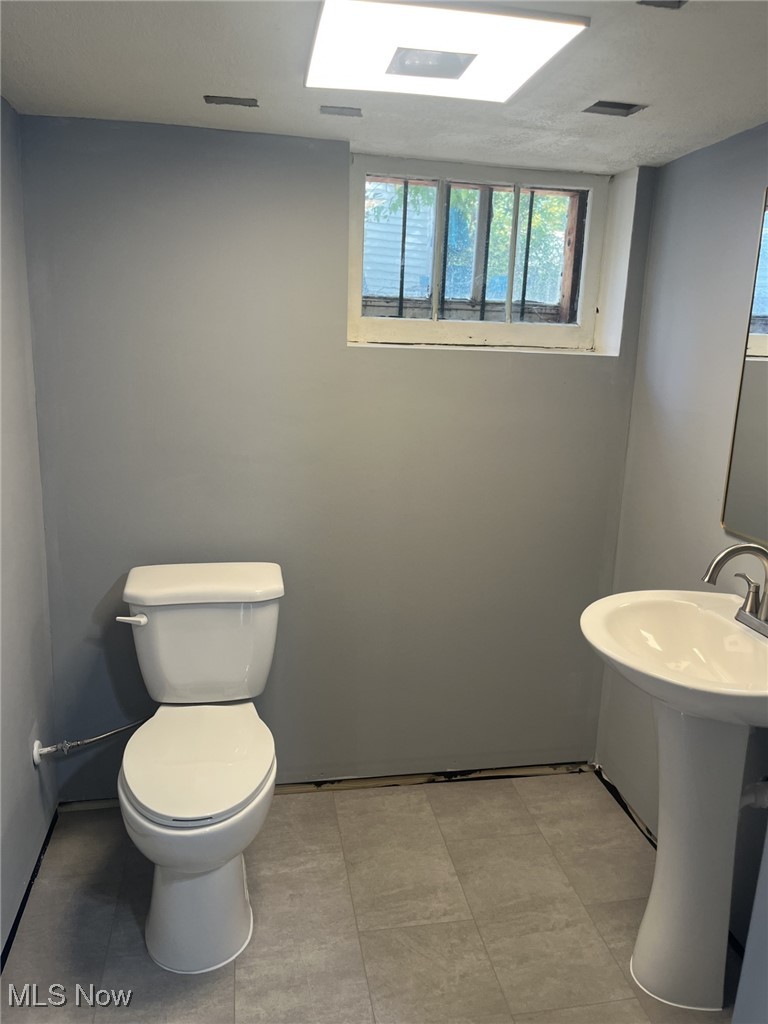 3264 Altamont Road Cleveland, OH 44118 - Photo 22 of 32 Half bathroom with toilet and a sink