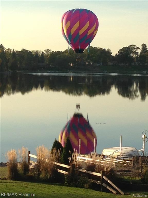 Magnificent lake views and even on occasion a Hot Air Balloon drops by!