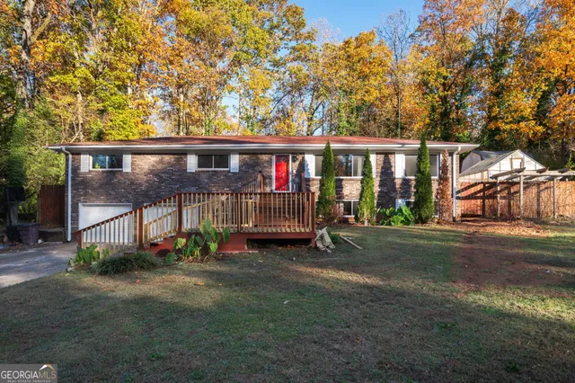a view of a house with a yard
