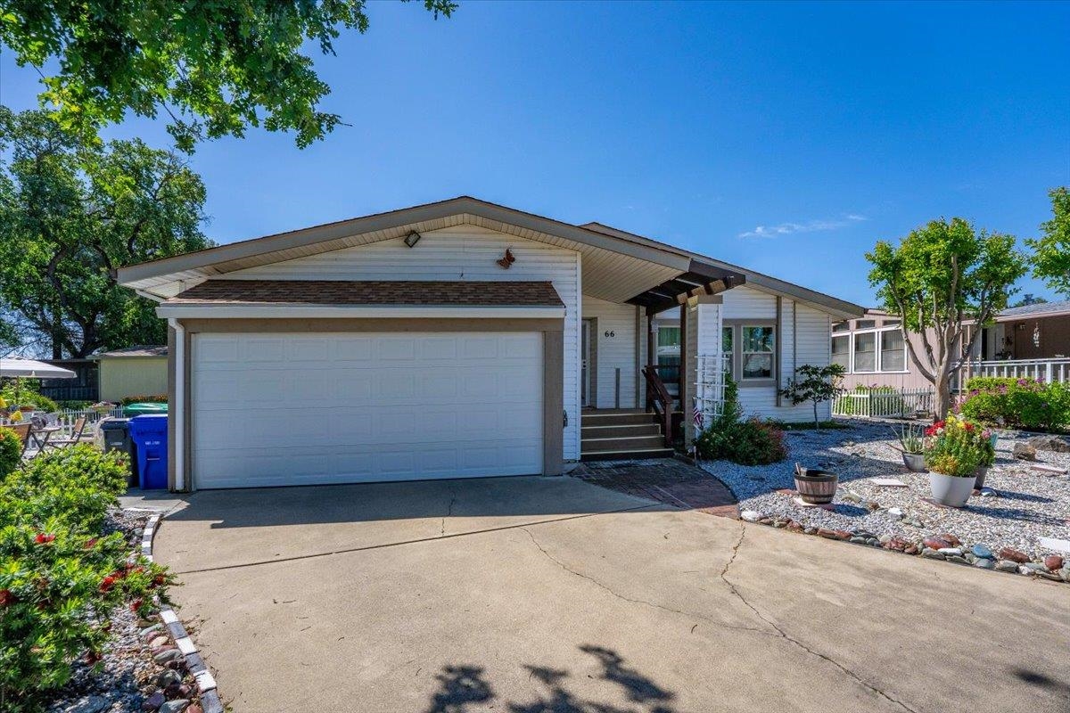 350 Gilmore Road Red Bluff, CA 96080 - Photo 3 of 27 a front view of a house with garden