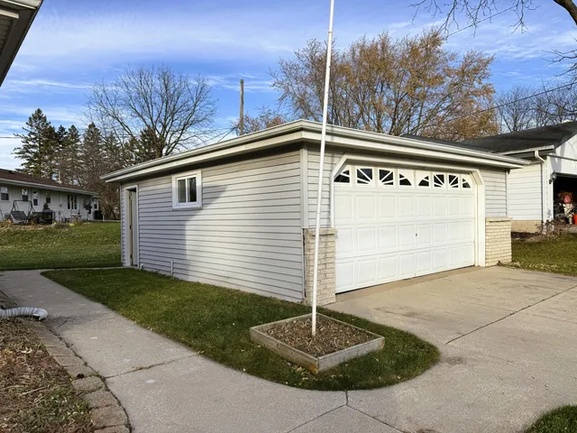 $400,000 | N88-w17868 North Christman Road, Menomonee Falls, WI 53051
