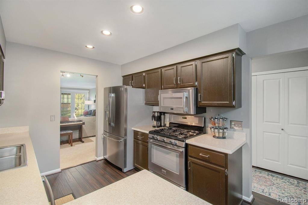 2191 London Bridge Drive Rochester Hills, MI 48307 - Photo 3 of 31