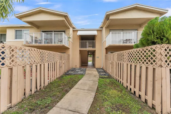 $2,300 | 4540 Northwest 79th Avenue, Unit 1A, Doral, FL 33166