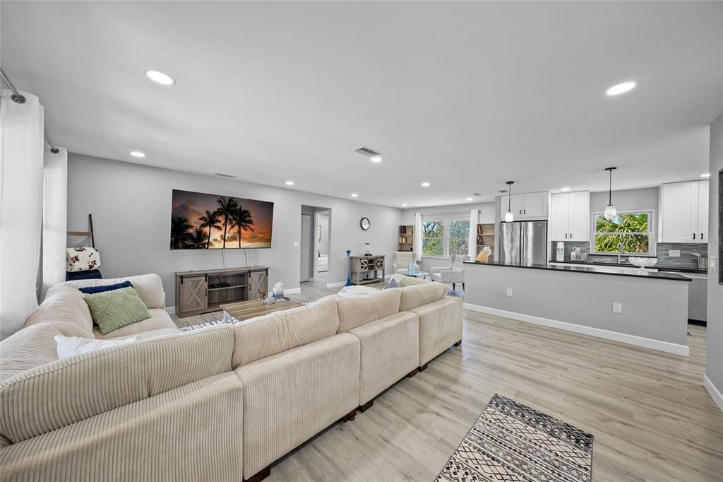 691 Gulf Bay Road Longboat Key, FL 34228 - Photo 6 of 24