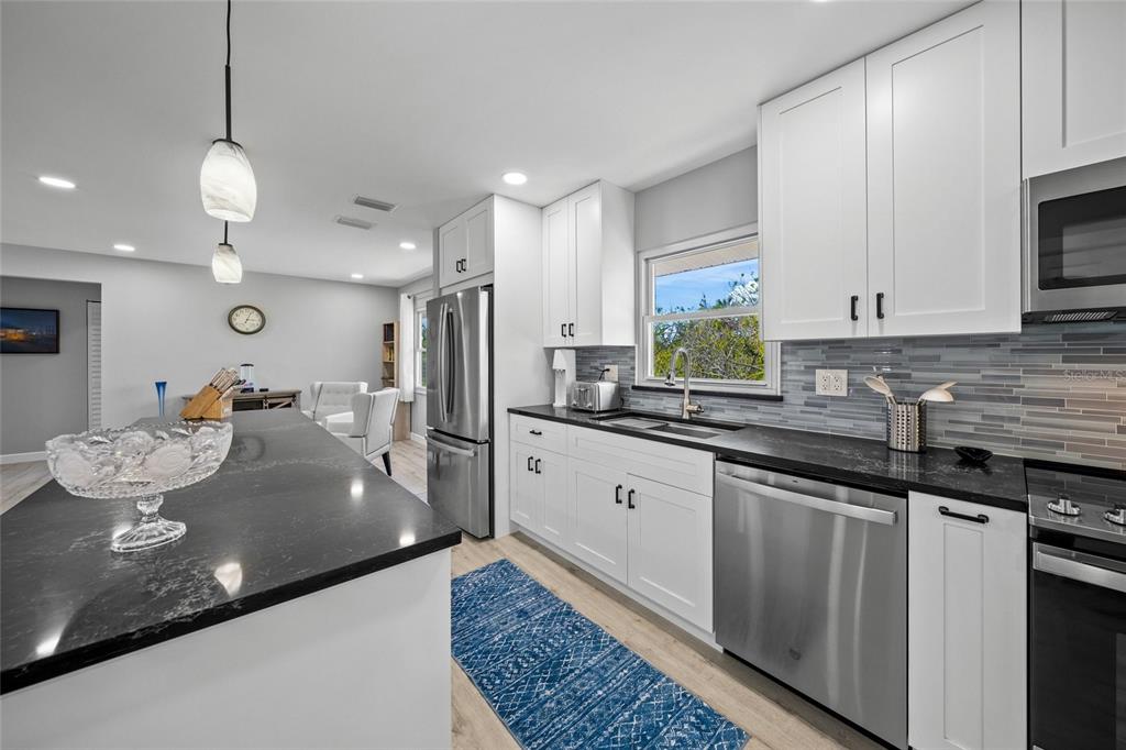 691 Gulf Bay Road Longboat Key, FL 34228 - Photo 9 of 24