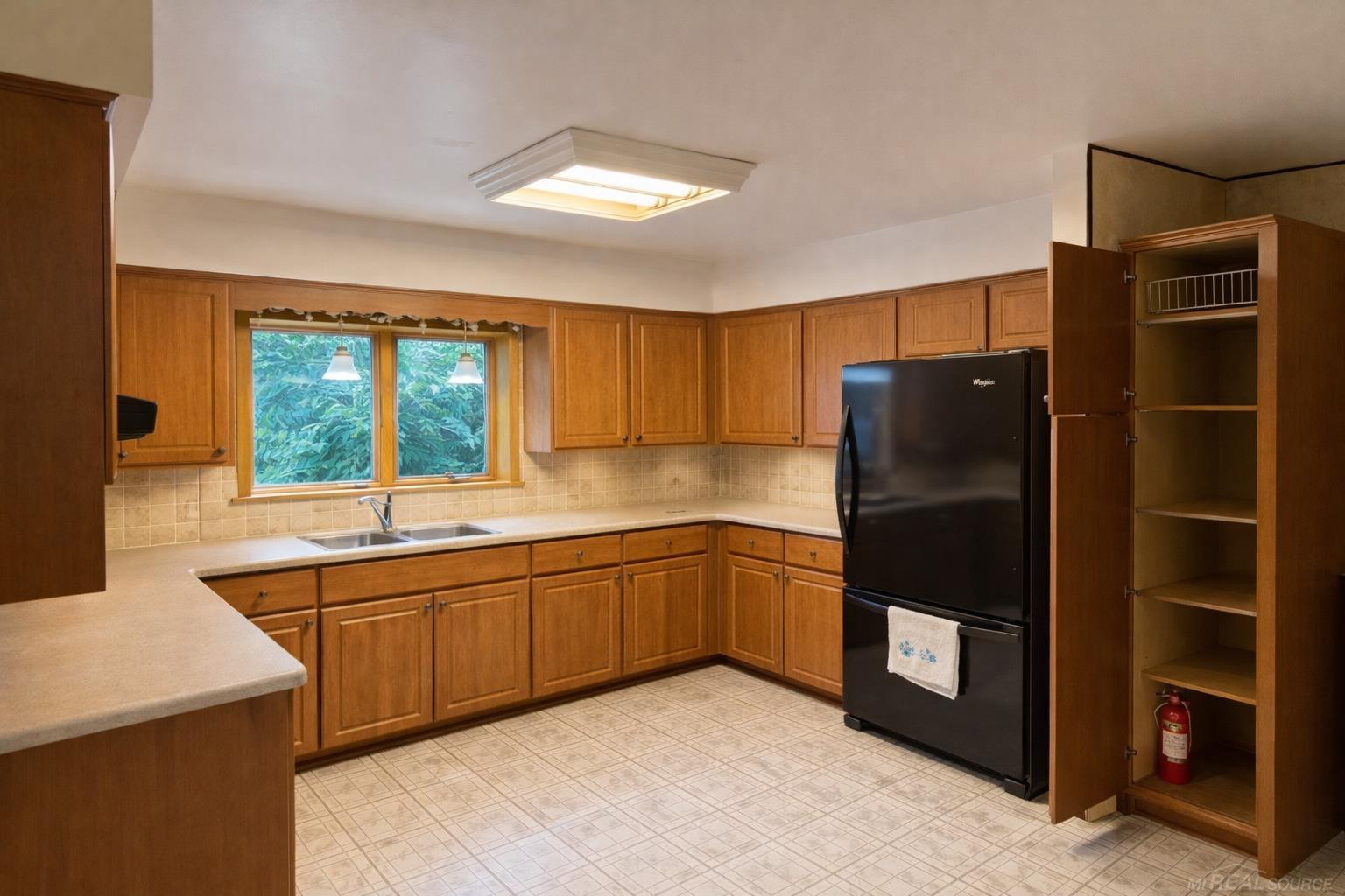 3285 Spring Meadow Drive Rochester, MI 48306 - Photo 6 of 22 50199829-c93cc7df-291e-4996-94a8-c84bf3e9847f.JPG
