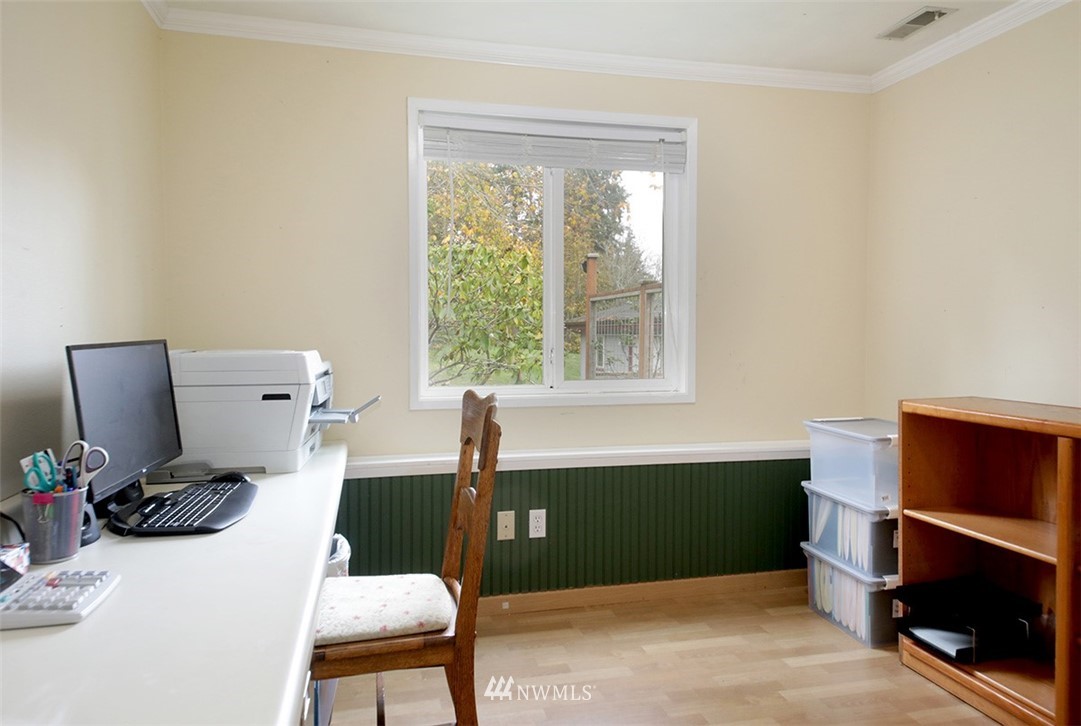 6793 Sills Road Clinton, WA 98236 - Photo 19 of 37 a room with a workspace