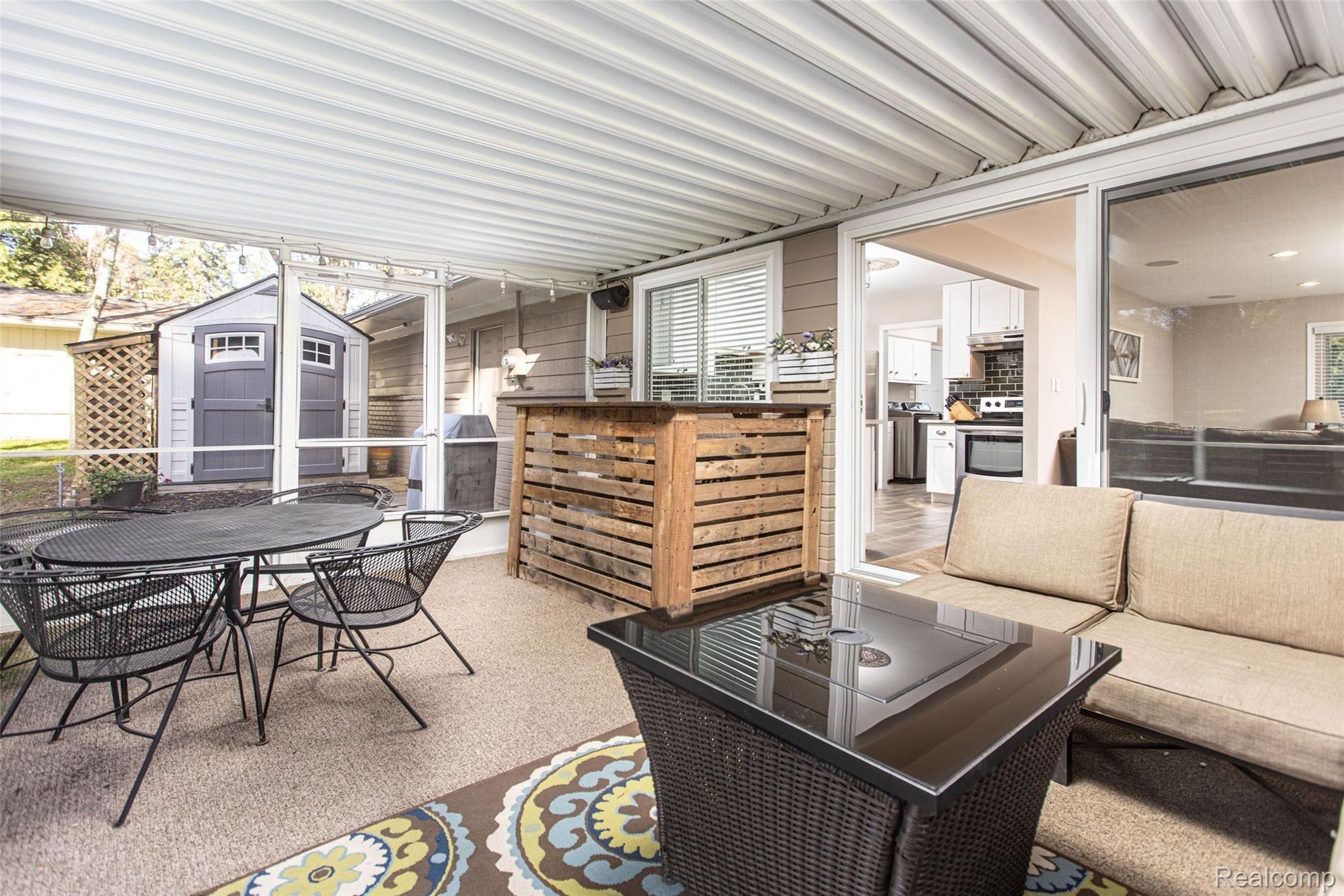 386 Wimpole Drive Rochester, MI 48309 - Photo 13 of 21 Florida Room Bar