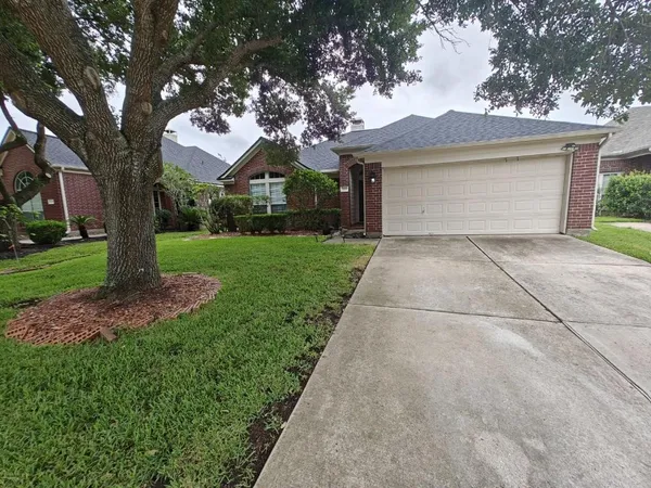 $2,300 | 3814 Paigewood Drive, Pearland, TX 77584