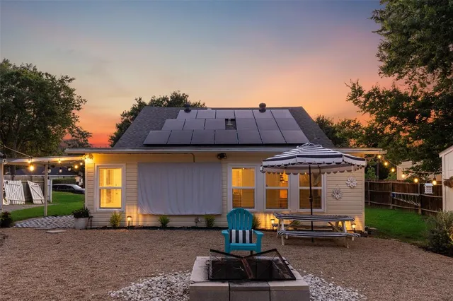 a table and chairs in front of a house