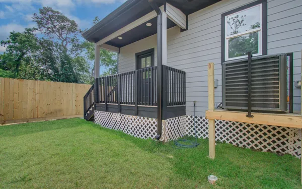 a view of a backyard