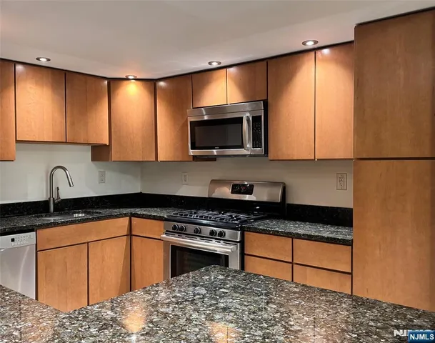 $280,000 | 1203 River Road, Unit 1G, Edgewater, NJ 07020