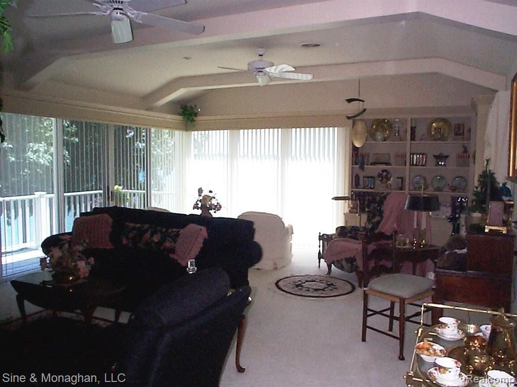 2 LIVING ROOM 1515 River Rd.JPG