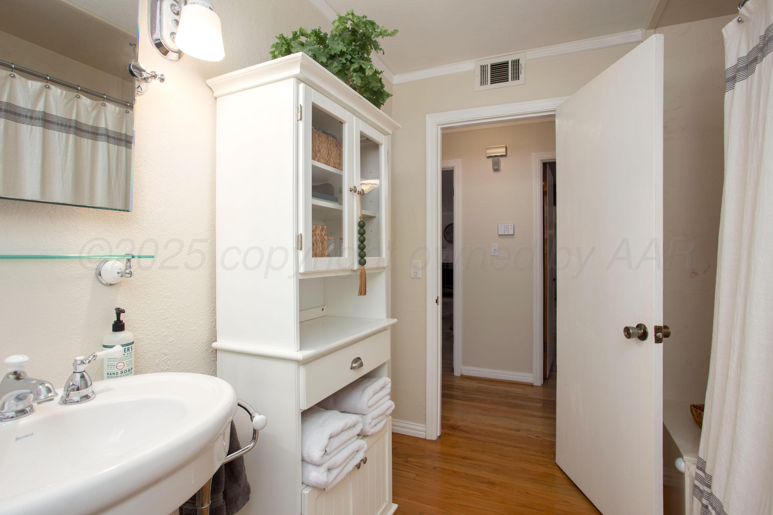 4506 Southwest 3rd Avenue Amarillo, TX 79106 - Photo 24 of 31 hall bath 2