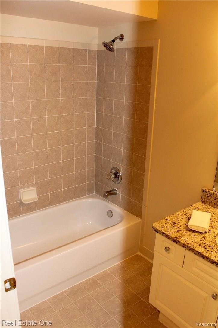 3512 Tremonte Cir Circle South, Unit 293 Rochester, MI 48306 - Photo 15 of 28 Full bath with tub