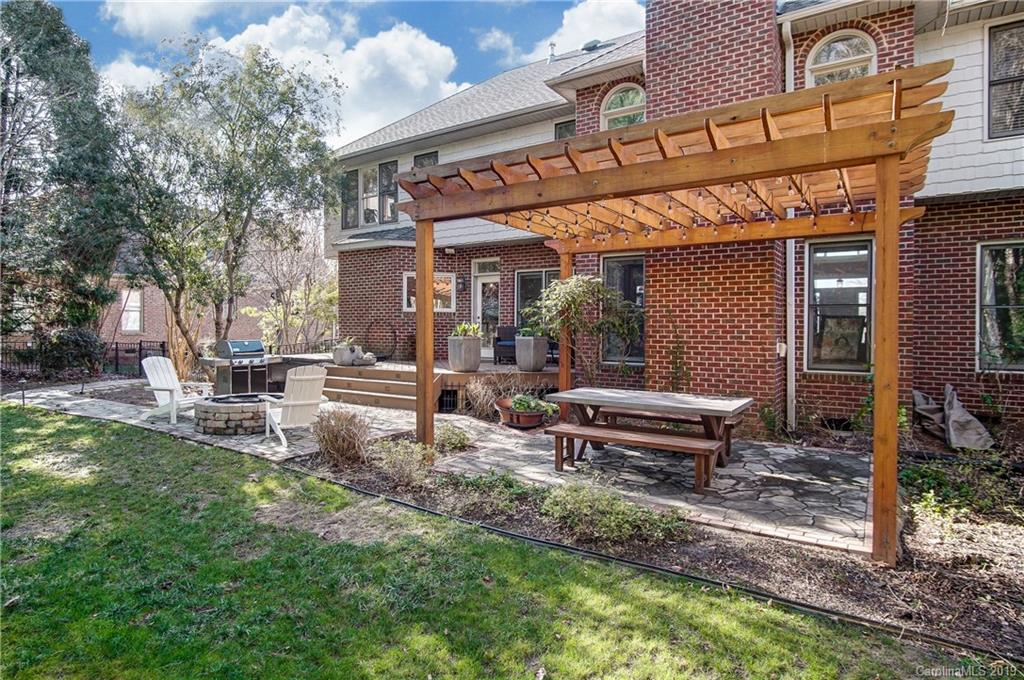 18408 Dembridge Drive, Unit 21 Davidson, NC 28036 - Photo 31 of 34 a backyard of a house with yard and outdoor seating