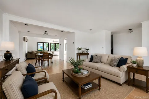 $899,000 | 190 West Waukena Avenue, Oceanside, NY 11572