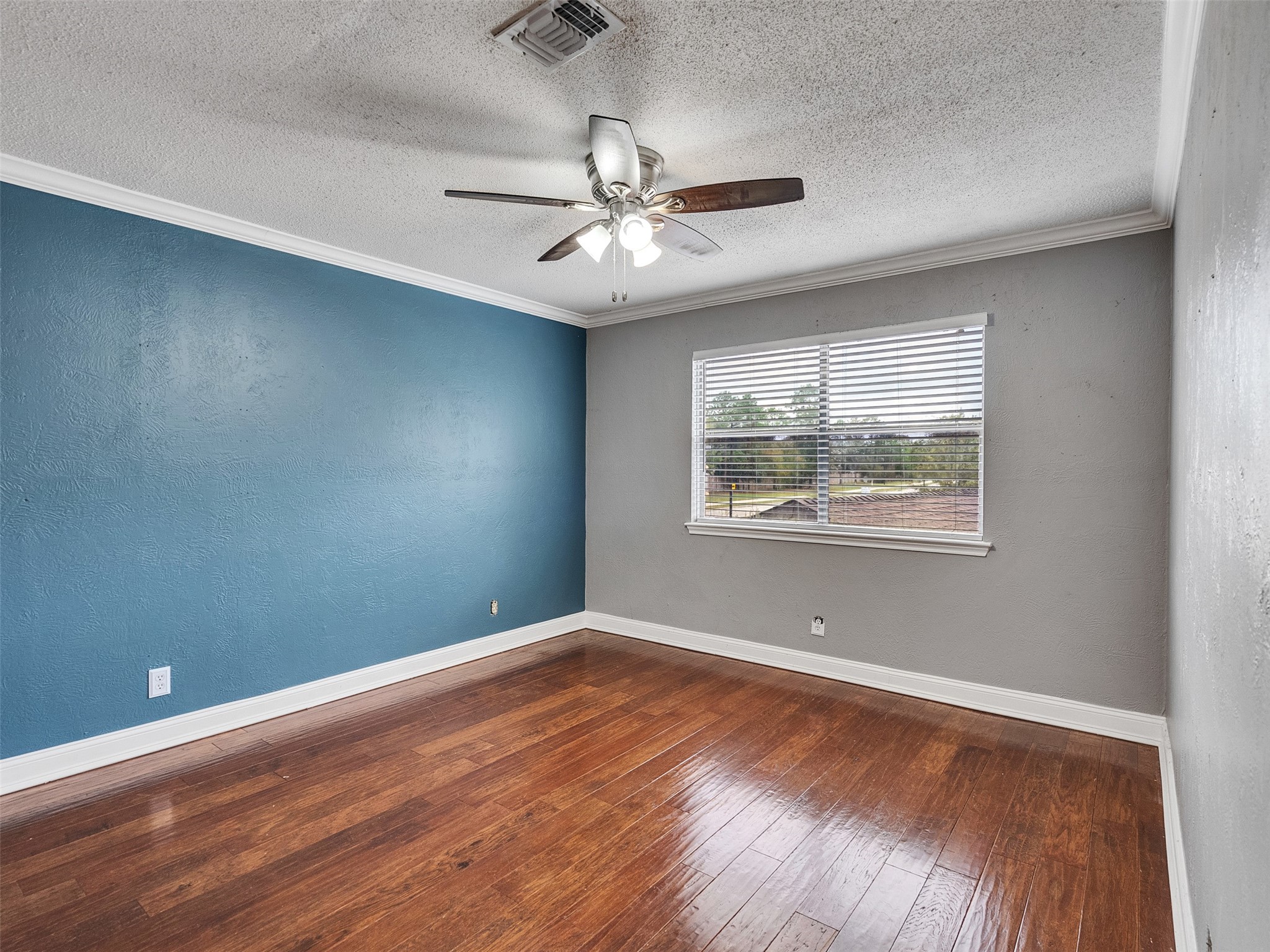 15703 Crestbrook Drive Houston, TX 77059 - Photo 40 of 50 Bedroom #3 upstairs