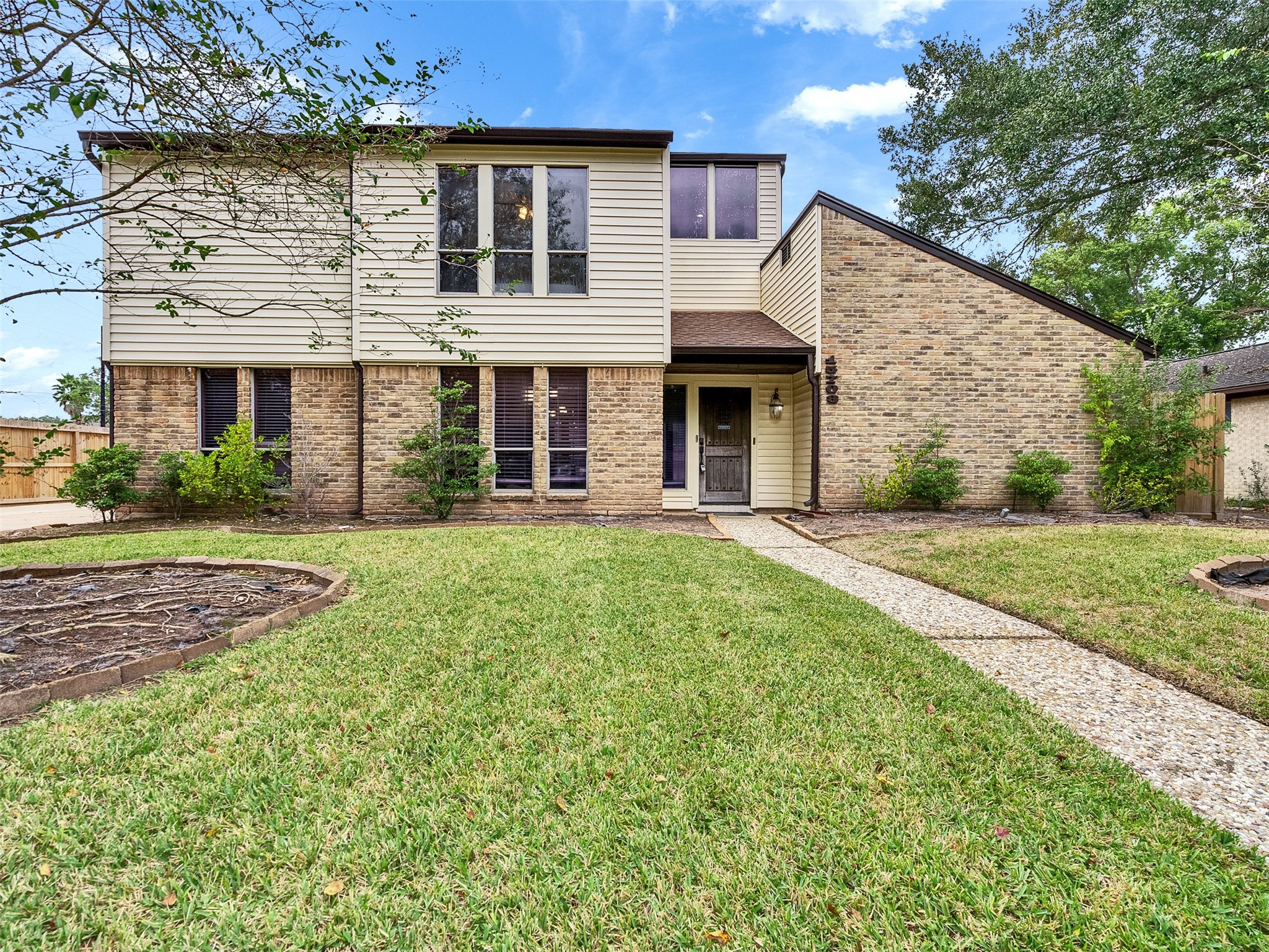 15703 Crestbrook Drive Houston, TX 77059 - Photo 4 of 50