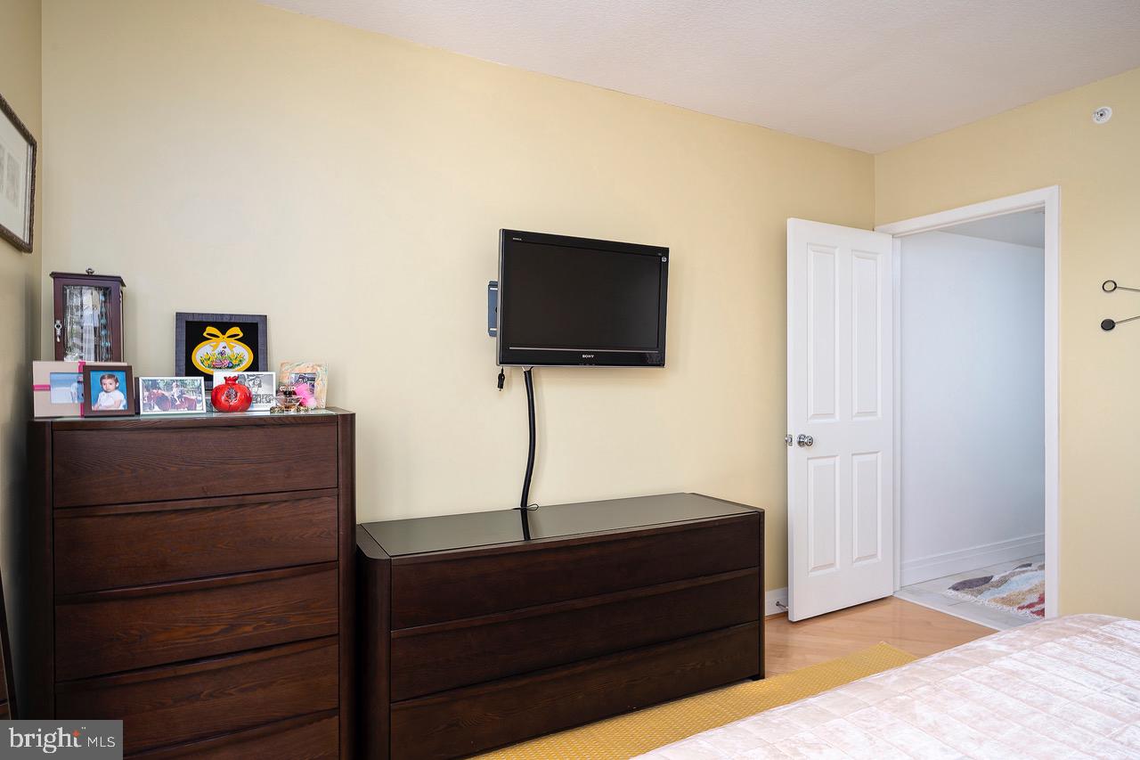414 Water Street, Unit 1502 Baltimore, MD 21202 - Photo 11 of 32 a living room with furniture and a flat screen tv