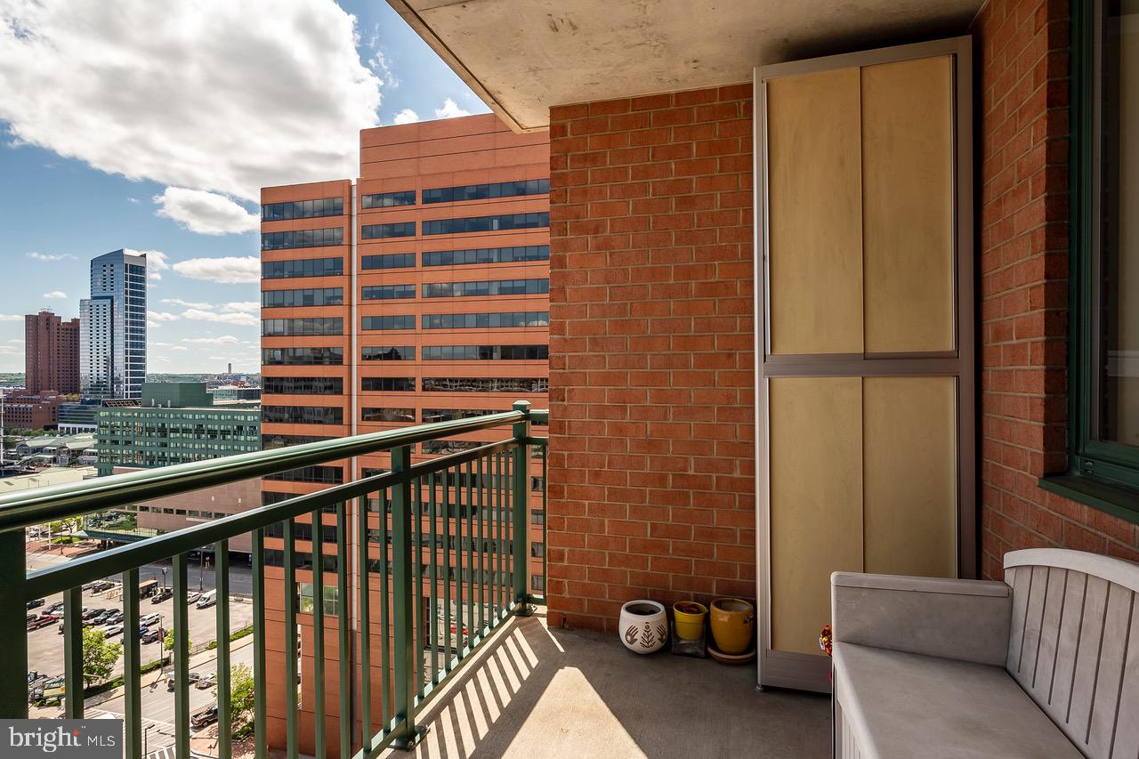 414 Water Street, Unit 1502 Baltimore, MD 21202 - Photo 20 of 32 a view of balcony with couch