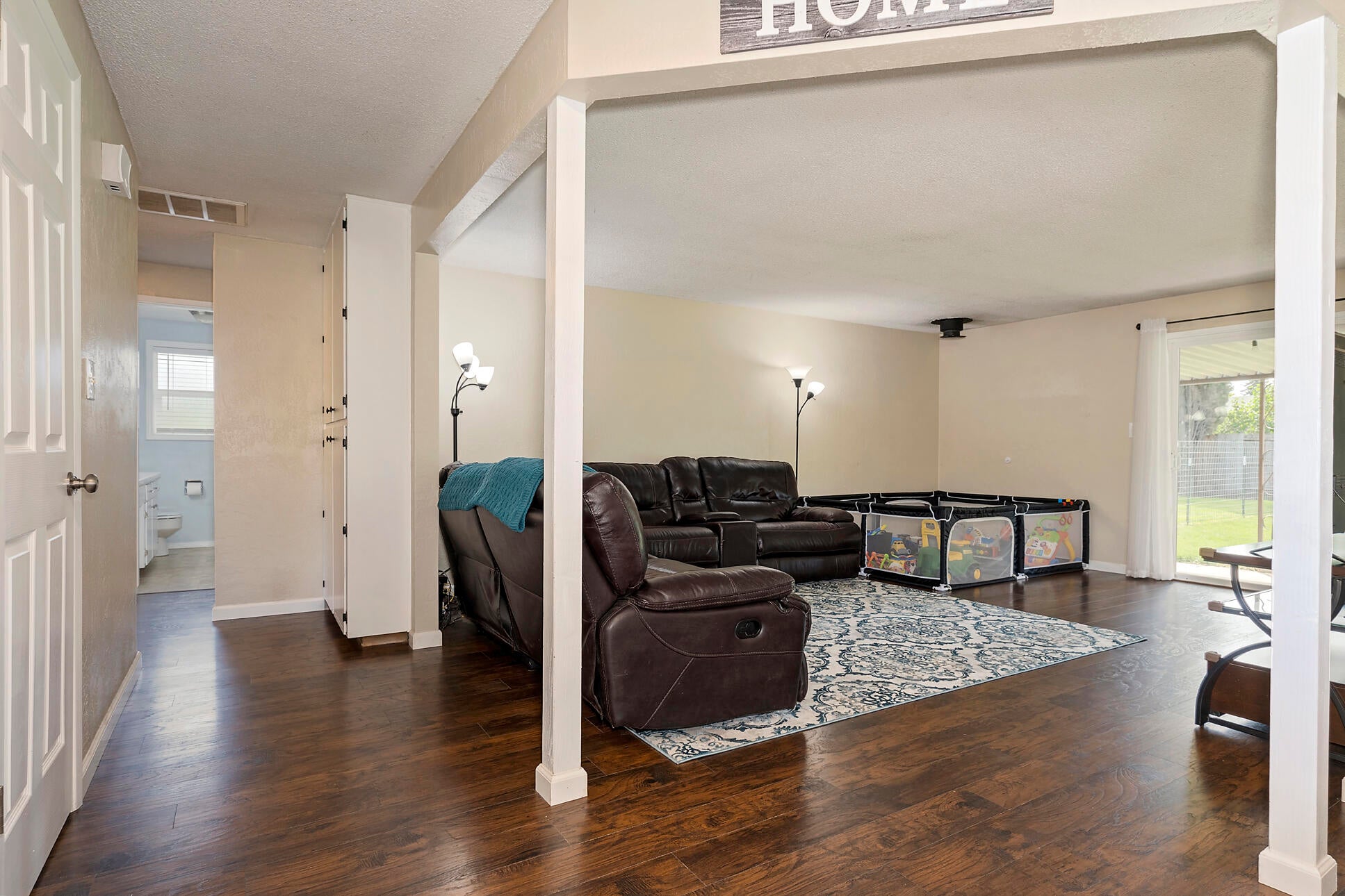 2051 Taylor Road Central Point, OR 97502 - Photo 3 of 18 Living Room