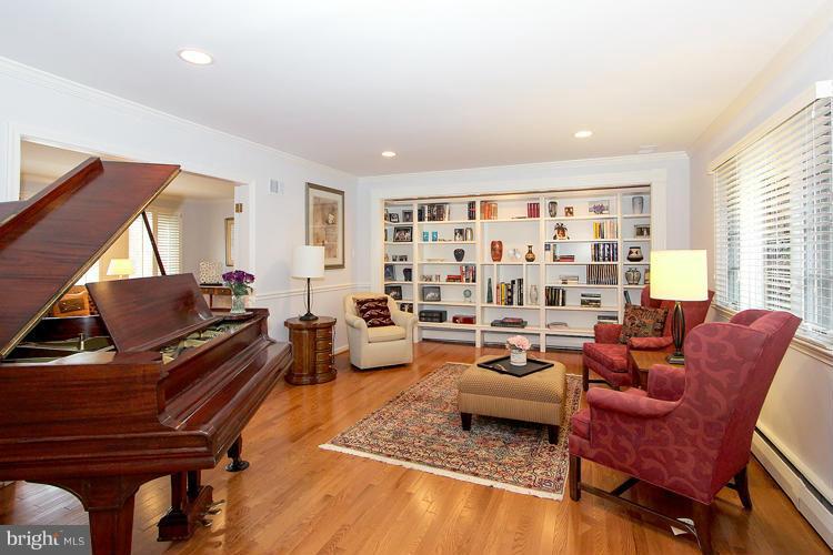3207 Park View Road Chevy Chase, MD 20815 - Photo 5 of 30 Living Room