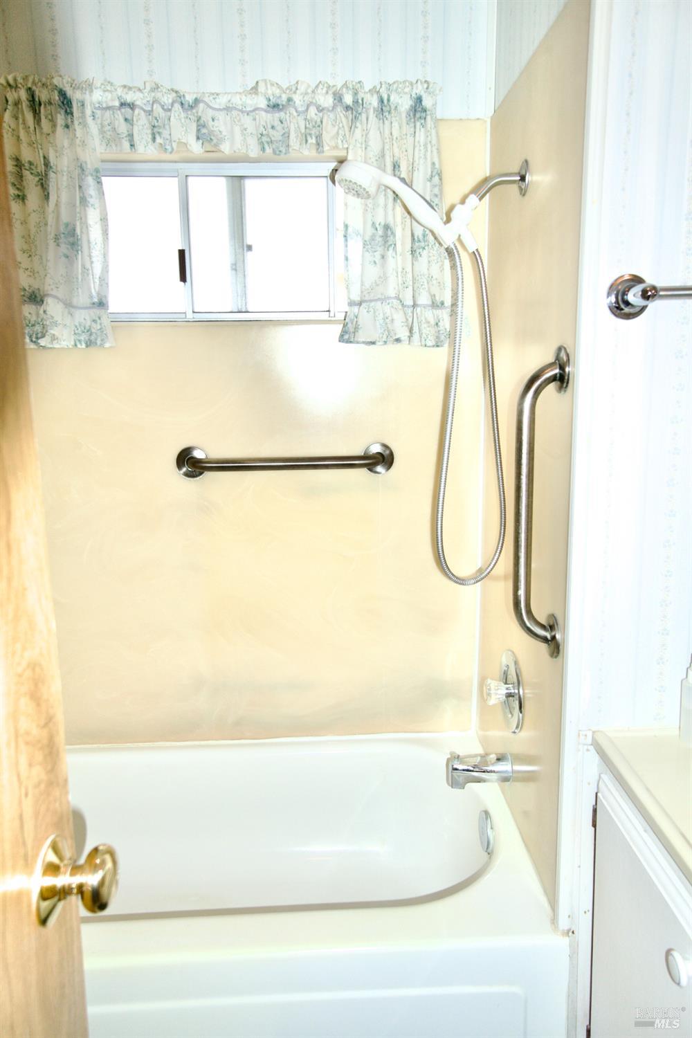 159 Apple Lane Santa Rosa, CA 95407 - Photo 14 of 19 Shower over tub