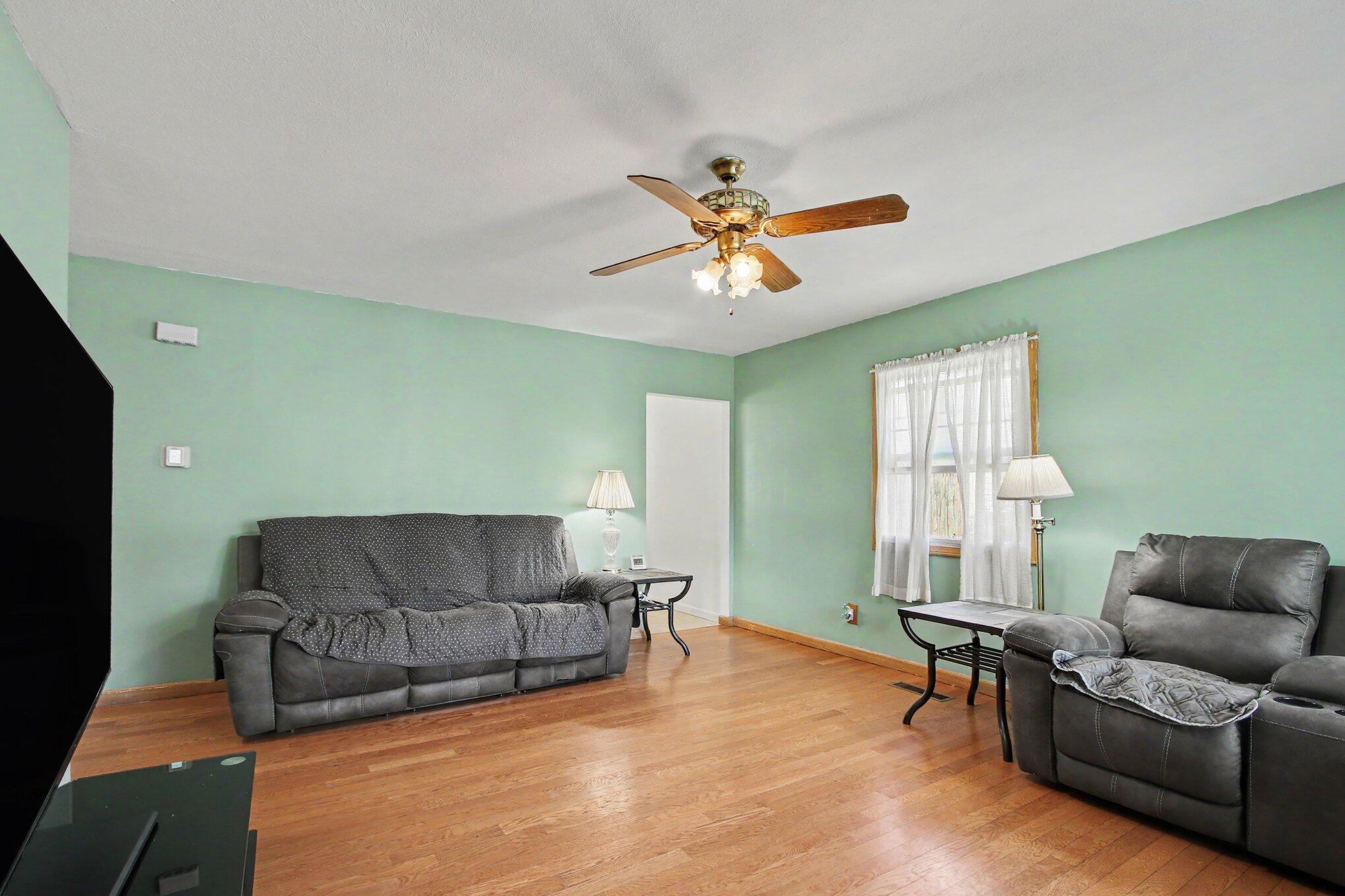 8016 Gordon Place Highland, IN 46322 - Photo 6 of 28 2038x1359