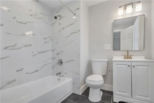 $2,350 | 382 Orms Street, Unit 2, Providence, RI 02908