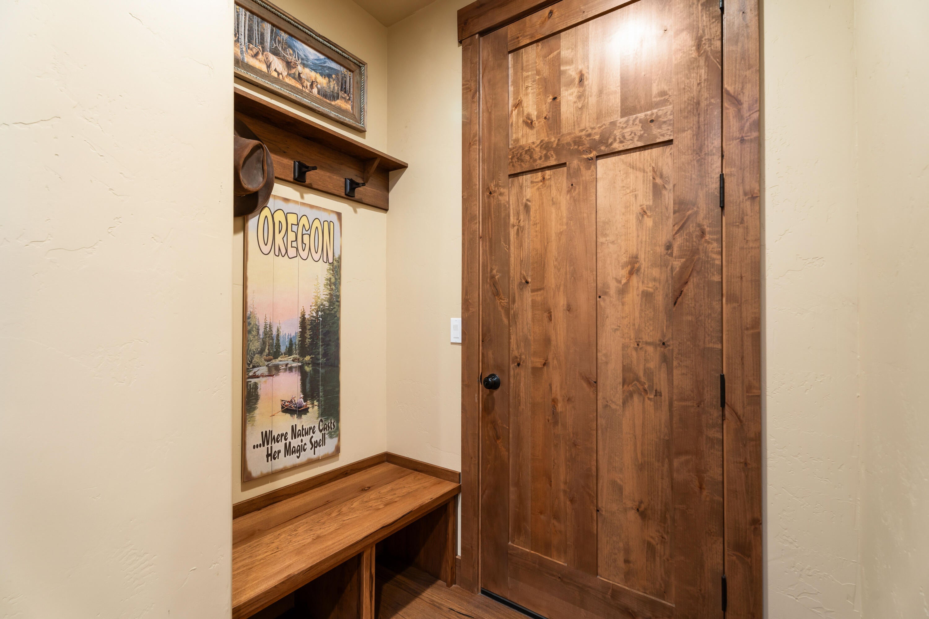 1104 Highland View Loop Redmond, OR 97756 - Photo 33 of 78 40-Mud Room