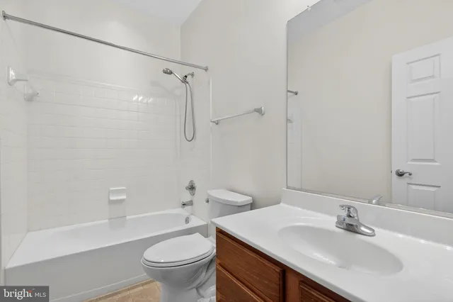 a view of empty room with a ceiling fan