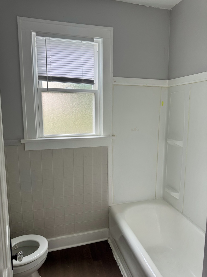 118 Wilcox Avenue Elgin, IL 60123 - Photo 17 of 29 a bathroom with a bathtub and a window