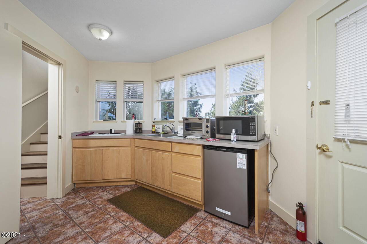 2002 Northwest View Ridge Drive Waldport, OR 97394 - Photo 30 of 49 kitchenette