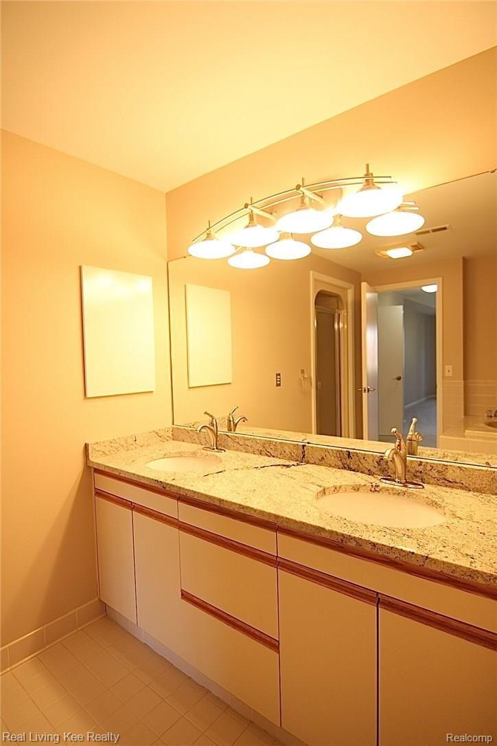 969 GreenView Court, Unit 40 Rochester, MI 48307 - Photo 18 of 25 IMG_9351.jpg
