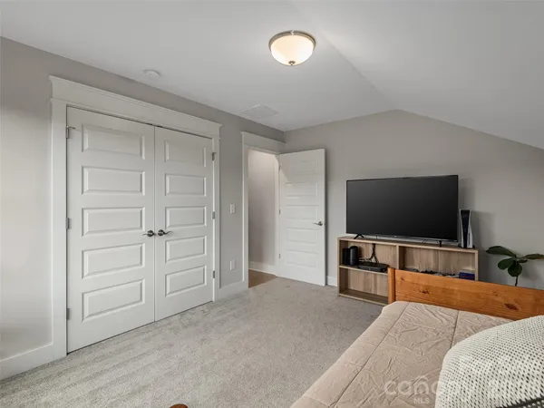 a view of a livingroom with furniture