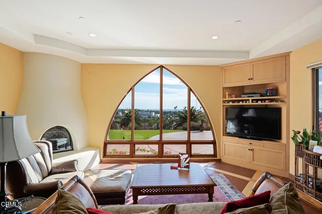 $2,750,000 | 325 North Catalina Street, Ventura, CA 93001