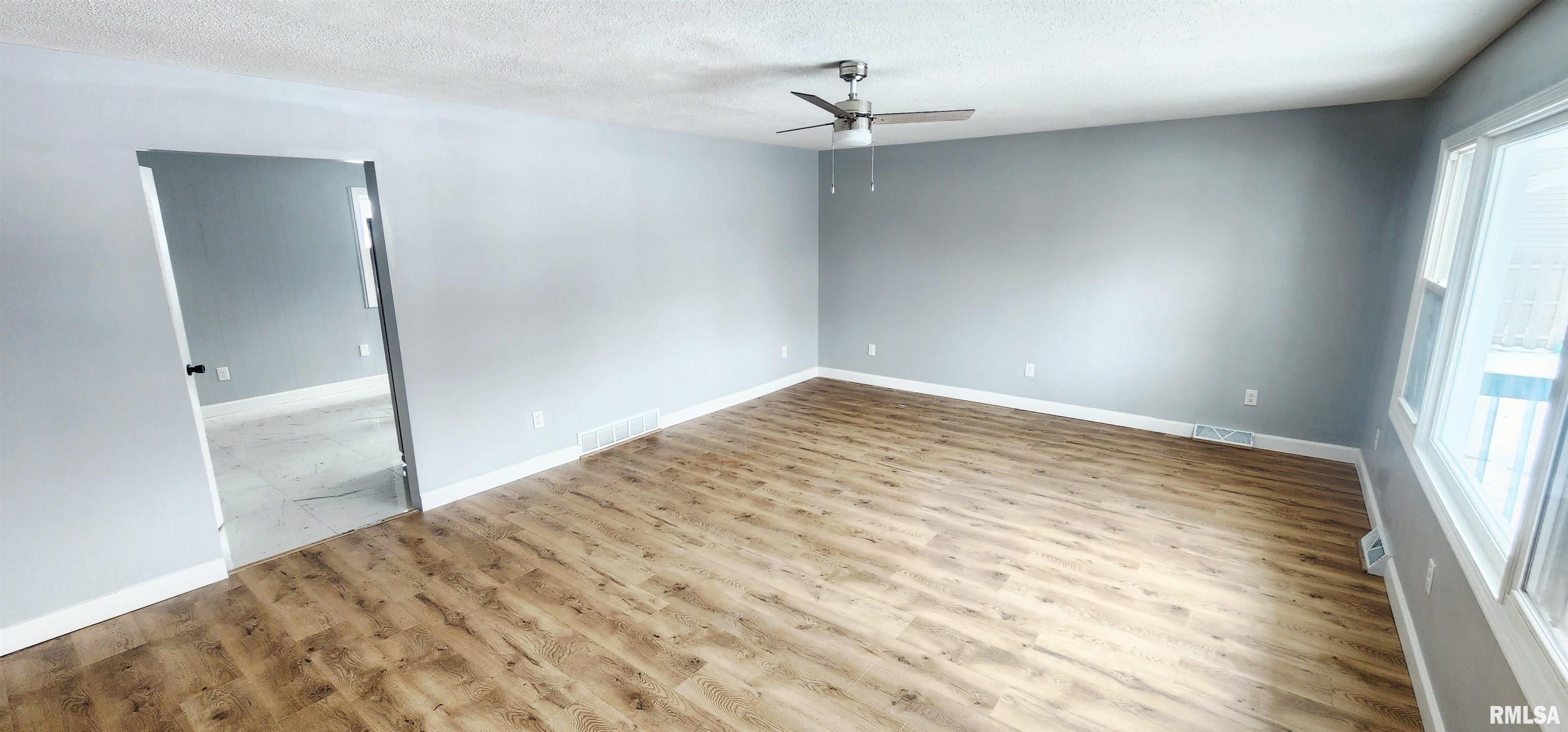 6848 Lake Service Road Rochester, IL 62563 - Photo 5 of 35