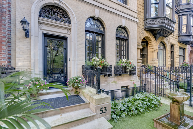 53 East Division Street Chicago, IL 60611 - Photo 2 of 79 a front view of a house with a garden