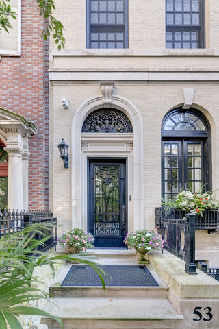 53 East Division Street Chicago, IL 60611 - Photo 3 of 79 a front view of a house with garden
