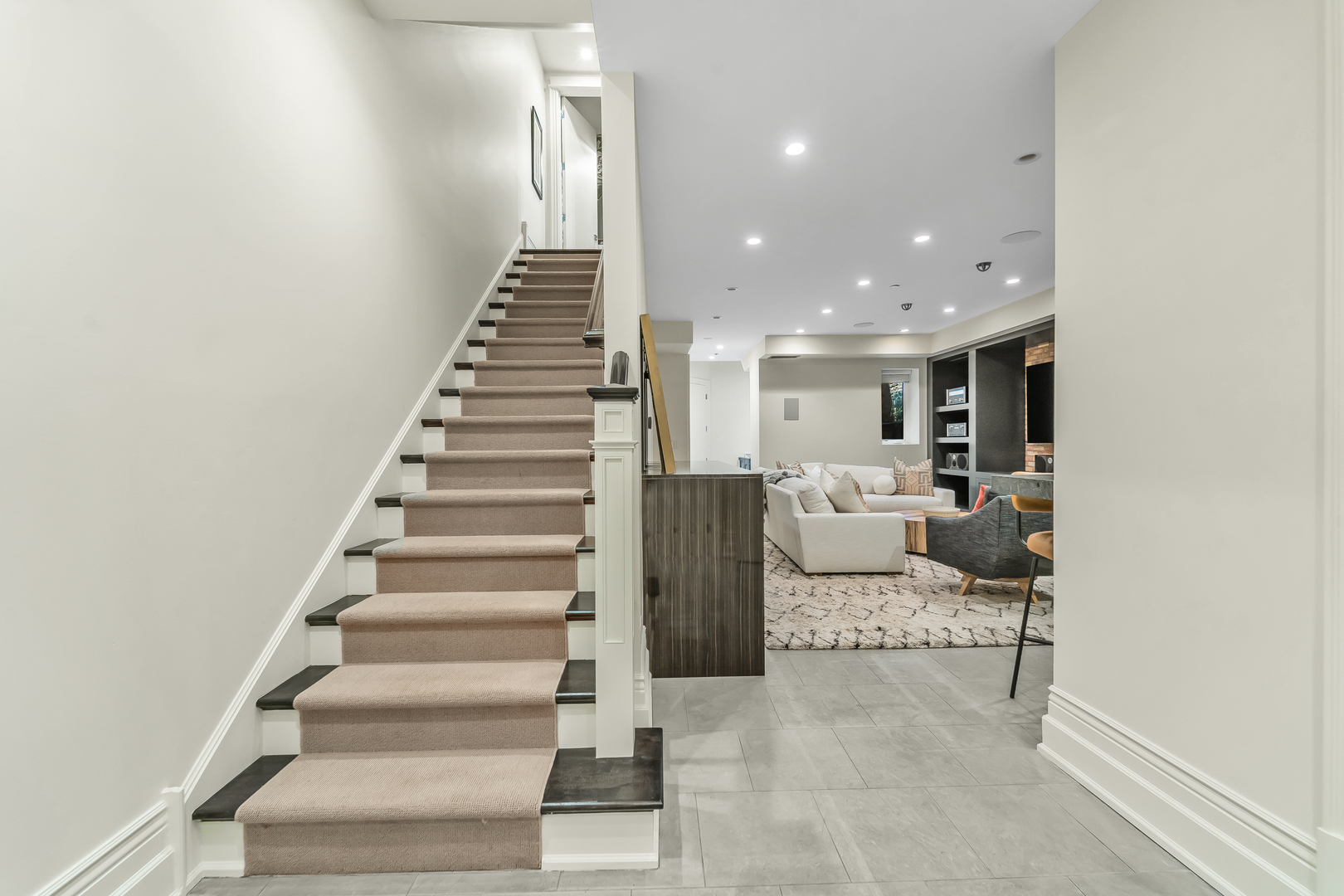 53 East Division Street Chicago, IL 60611 - Photo 51 of 79 a view of entryway and hall