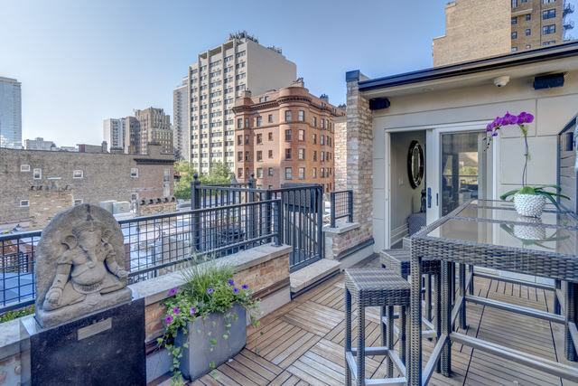 53 East Division Street Chicago, IL 60611 - Photo 73 of 79 a balcony view with a seating space