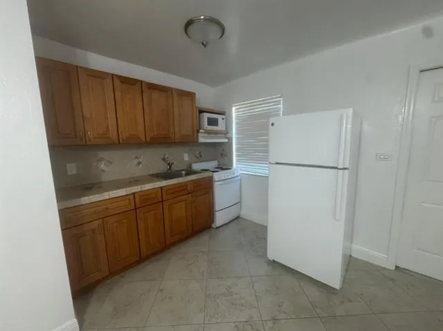 $1,395 | 1822 Dixianna Street, Unit 10, Hollywood, FL 33020