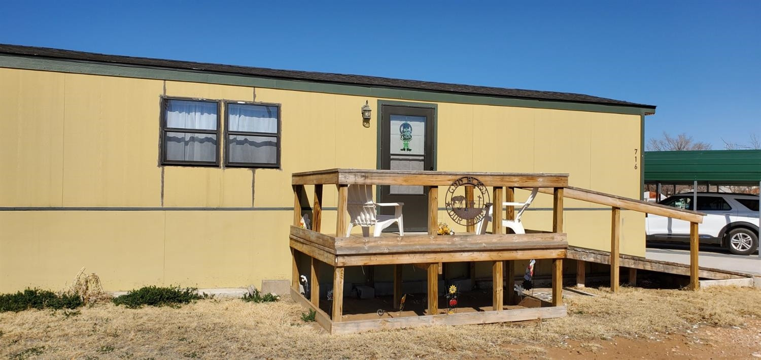 716 West 8th Street Post, TX 79356 - Photo 2 of 14 a view of a balcony with chairs