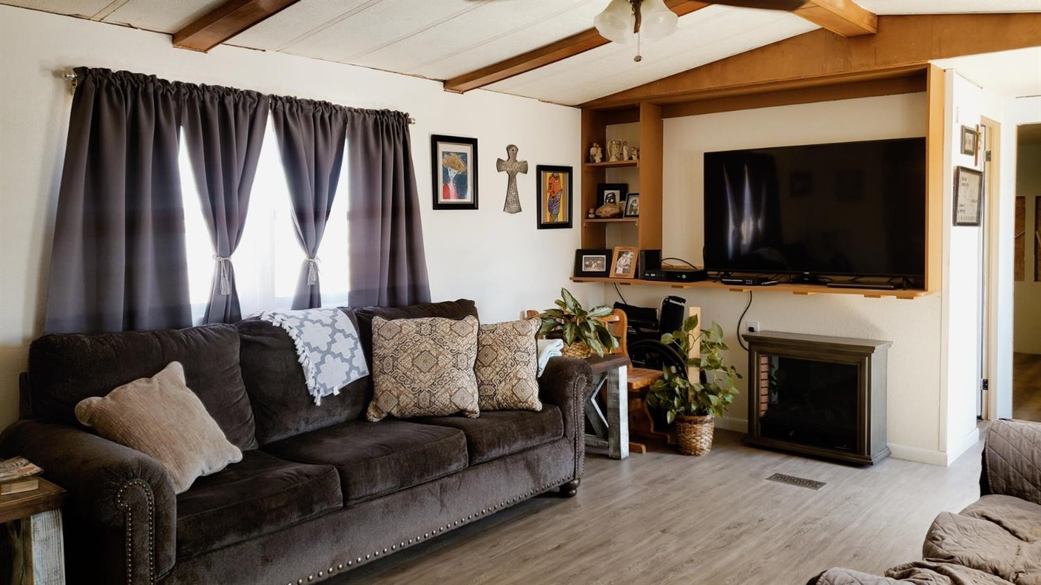 716 West 8th Street Post, TX 79356 - Photo 3 of 14 a living room with furniture and a flat screen tv