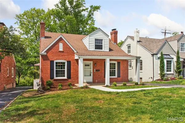 $550,000 | 553 Westview Drive, University City, MO 63130