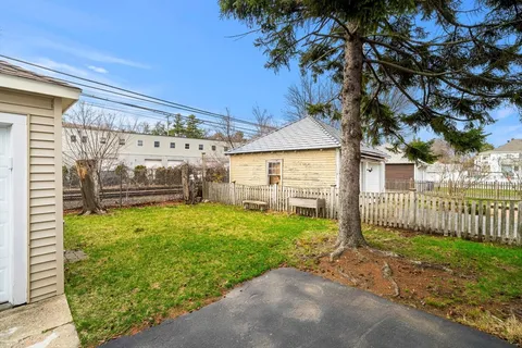 a view of a backyard